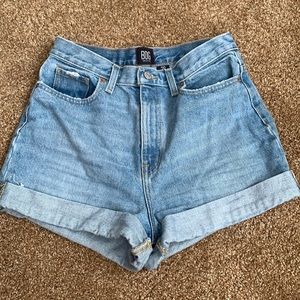 UO BDG MOM SHORTS - high rise